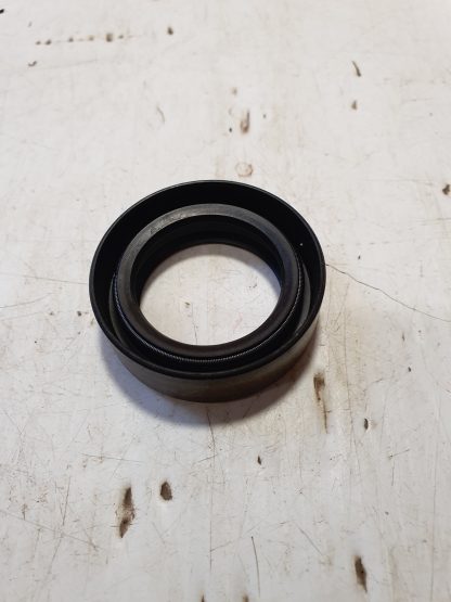 Type 9 gearbox output shaft shaft oil seal - Image 4